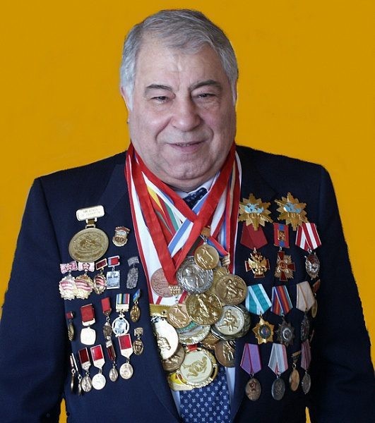 Путин ЗХУ-ын Гавьяат дасгалжуулагч Дмитрий Миндиашвилид ОХУ-ын Хөдөлмөрийн Баатар цол олголоо.