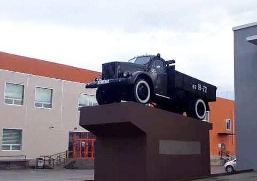 Монгол Улсын Хөдөлмөрийн баатар Сархынбайн Чоягийн унаж явсан ГАЗ-51 машиныг Баян-Өлгий аймгийн Авто тээврийн төвийн өмнө хөшөө болгон мөнхөллөө.