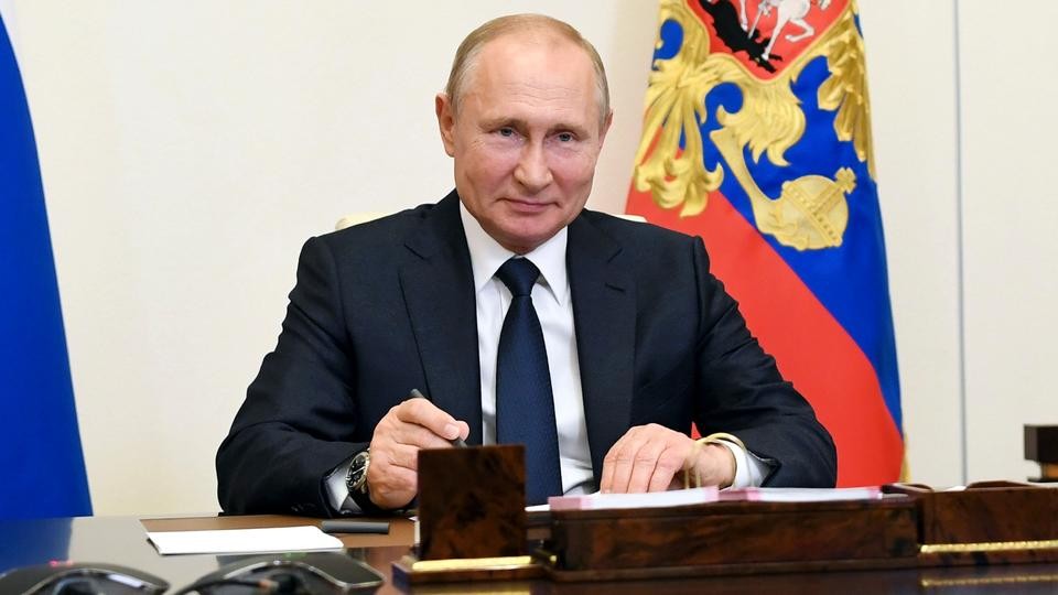ОХУ-ын Ерөнхийлөгч Владимир Путин тус улсын Үндсэн хуульд оруулах нэмэлт өөрчлөлтийн тухай зарлигт гарын үсэг зурлаа.