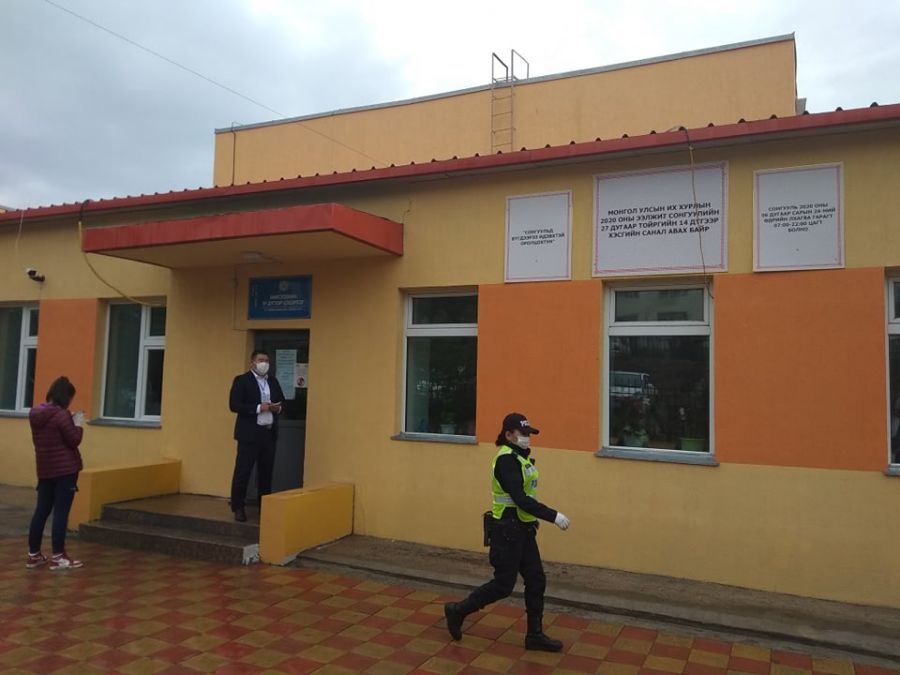 Саналаа өгөх иргэдийн биеийн халууныг хэмжиж, нэг удаагийн бээлий олгож байна