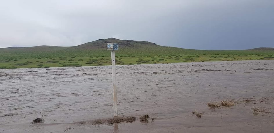 Лүн, Эрдэнэсантын ойролцоох зорчих хэсэг үерт автаад байна