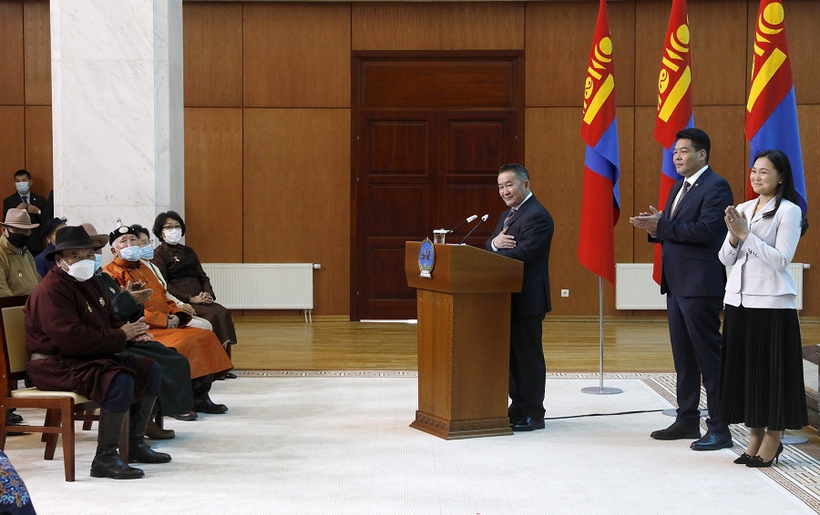 Монгол Улсын Ерөнхийлөгч Х.Баттулга Төрийн дээд цол, одон, медаль гардуулж байна