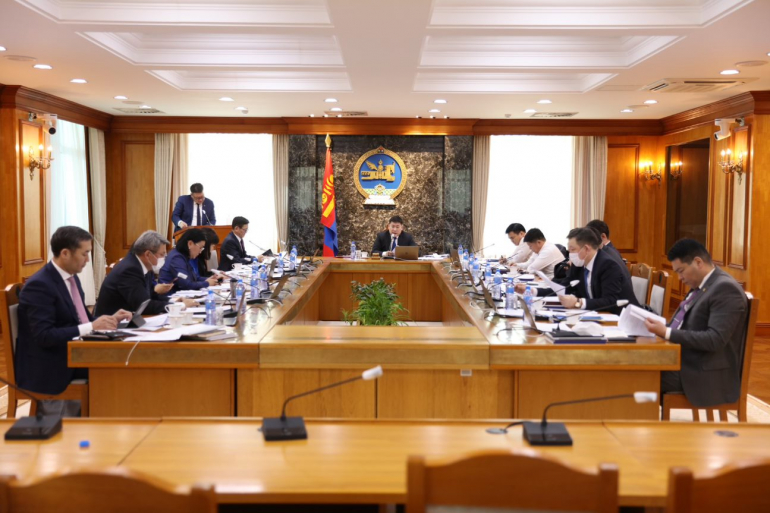 Засгийн газрын ээлжит хуралдаан үргэлжилж байна.