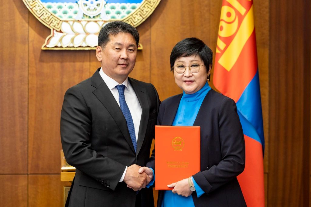 Ерөнхийлөгч У.Хүрэлсүх БНСУ-д суух Элчин сайдад Итгэмжлэх жуух бичгийг нь гардууллаа