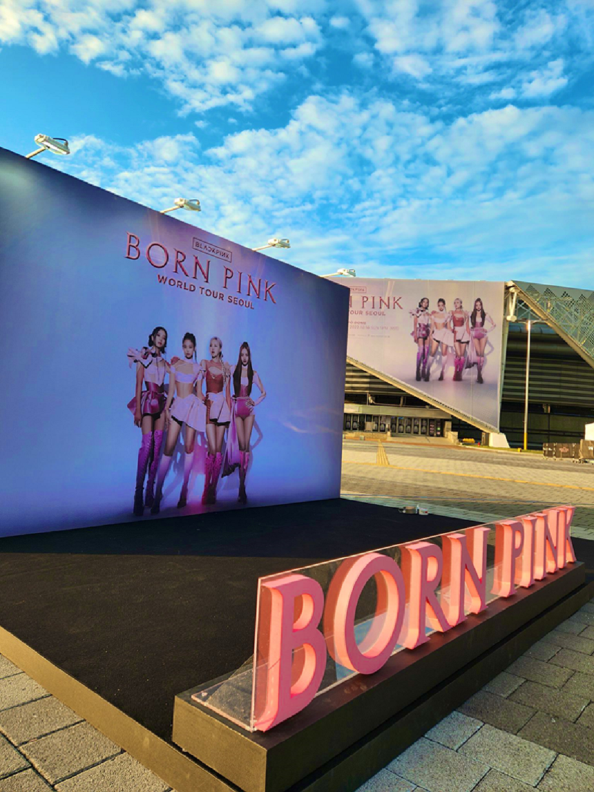 БНСУ-ын BLACKPINK хамтлаг Born Pink World аялан тоглолтоо Сөүл хотоос эхлүүллээ.