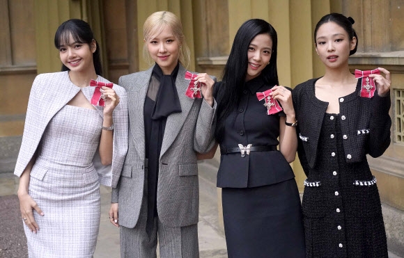 БНСУ-ын "BLACKPINK" хамтлагийнхан Британийн эзэнт гүрний одон хүртжээ