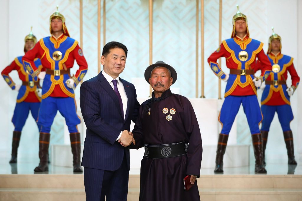 Хүнс, хөдөө аж ахуй, хөнгөн үйлдвэрийн яам байгуулагдсаны 100 жилийн ойг тохиолдуулан төрийн дээд цол, одон, медаль гардууллаа
