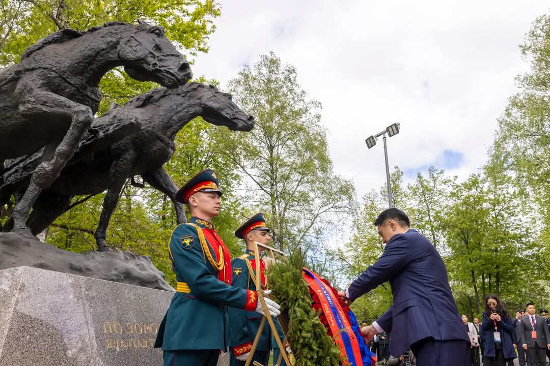 Ерөнхийлөгч У.Хүрэлсүх “Ялалтад тэмүүлсэн морьд” хөшөөнд хүндэтгэл үзүүллээ.