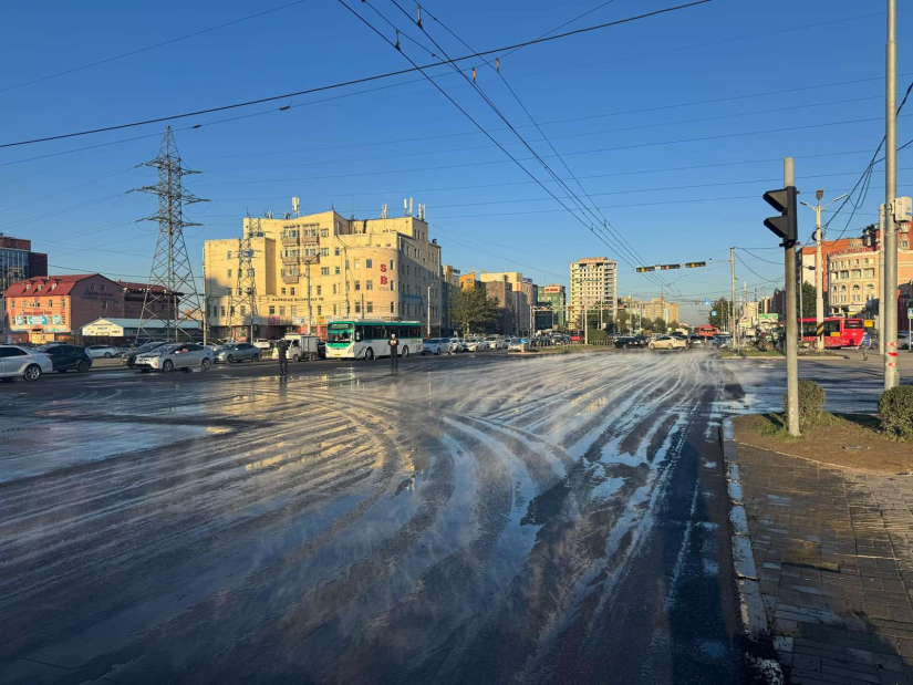 Саппорогийн автозамын уулзварыг түр хааж, асфальт бетоноор хучжээ.