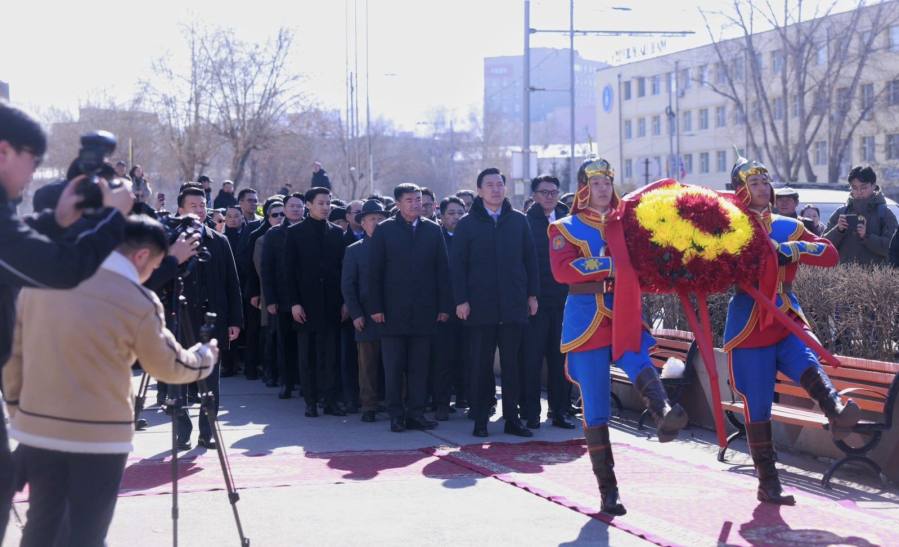 Монгол төрийн нэрт зүтгэлтэн Жамбын Батмөнхийн мэндэлсний 100 жилийн ой өнөөдөр тохиож байна.