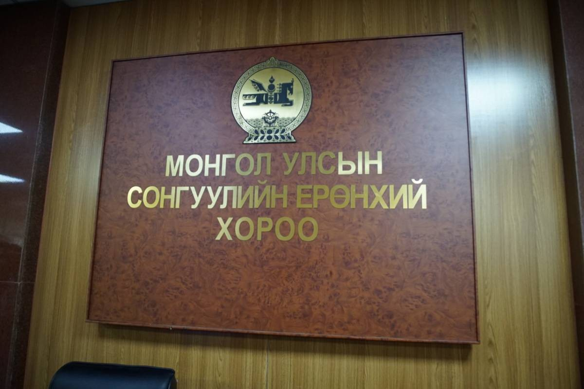 СЕХ-ноос 2020 оны ээлжит сонгуульд оролцох нам, эвслийн батламжийг гардуулж өгч байна.