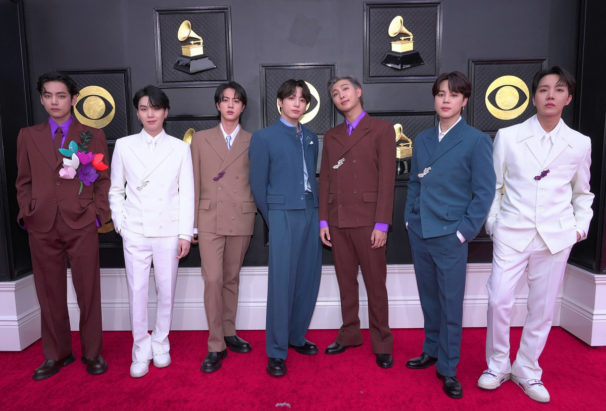 БНСУ-ын "BTS" хамтлаг багагүй дуулиан дэгдээгээд байна.