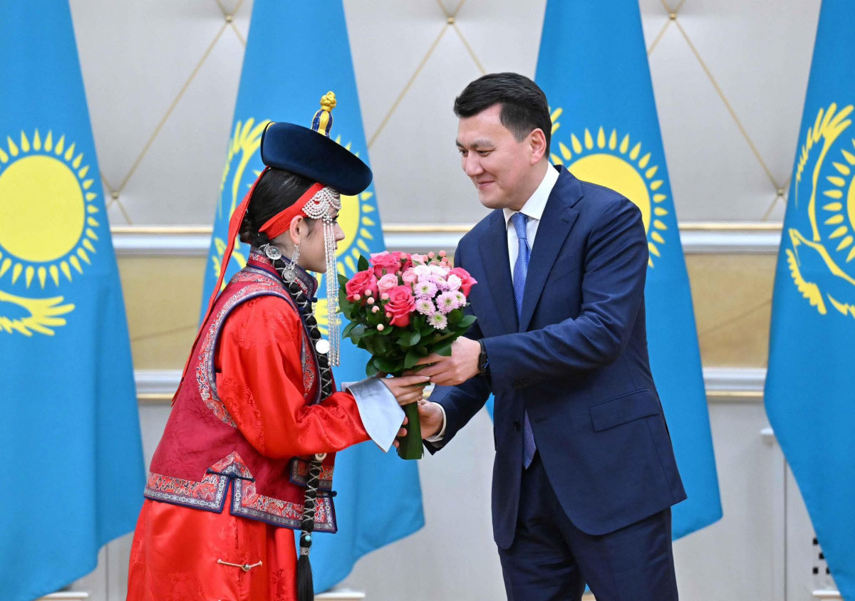 Казахстан улсын Ерөнхийлөгч К.Токаев дуучин Ж.Мишээлийг "Найрамдал-II" одонгоор шагналаа