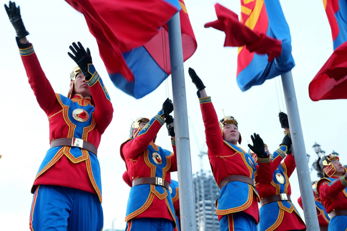 Бүгд Найрамдах Улс тунхагласан өдрийг тохиолдуулан Төрийн далбааг мандууллаа.