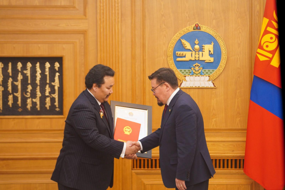 Ерөнхий сайд Г.Занданшатар нэрэмжит шагналаа дэлхийн дуурийн шилдэг баритон, Ардын жүжигчин Э.Амартүвшинд гардууллаа