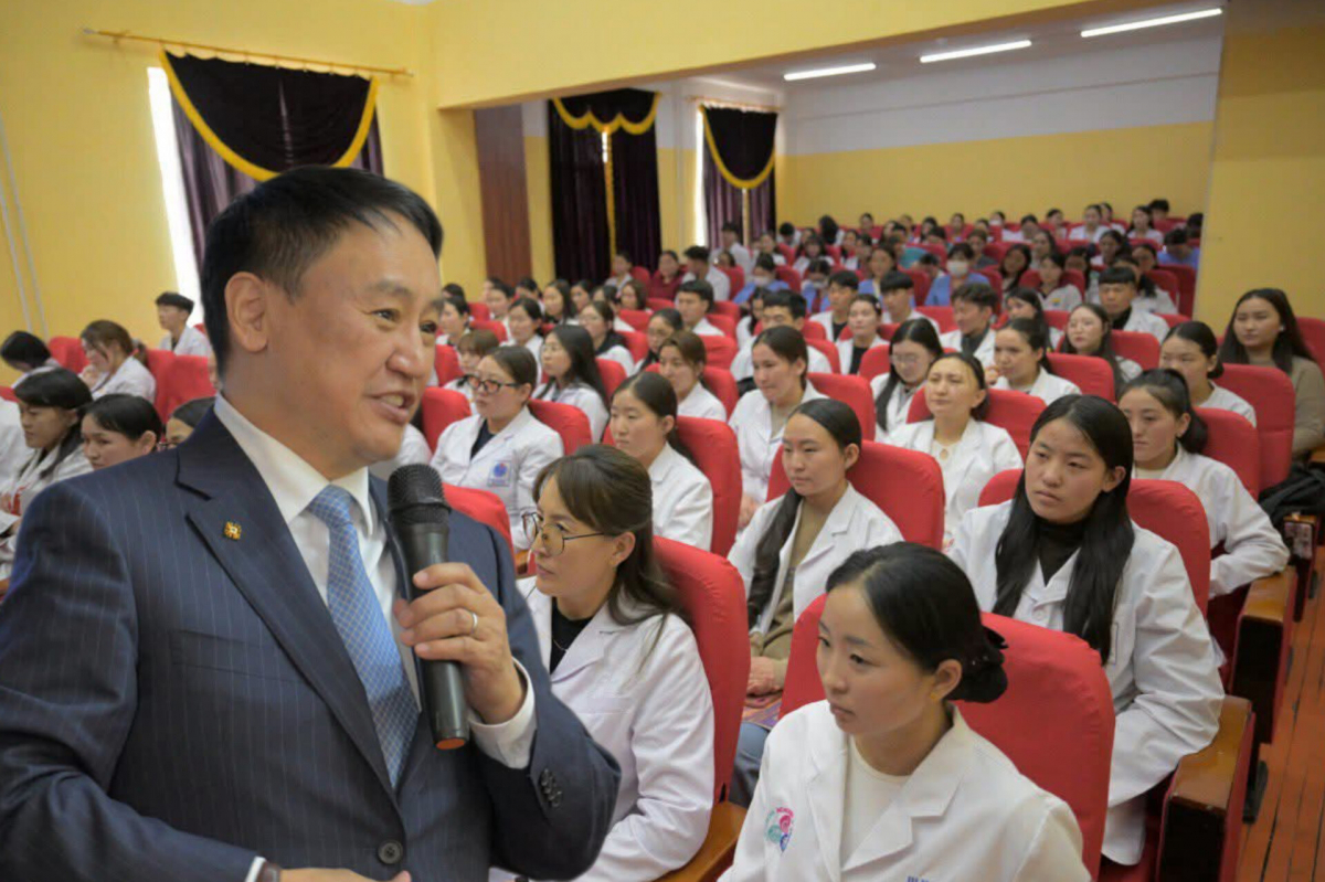 Сайд Ж.Чинбүрэн АШУҮИС-ийн Говь-алтай дахь салбар анагаах ухааны сургуульд ажиллав