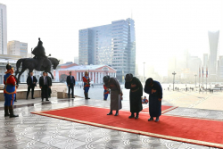 Эзэн Богд Чингис хааны хөшөөнд хүндэтгэл үзүүллээ.