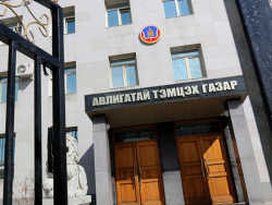 Нийтийн албан тушаалтанд хахууль санал болгосон иргэнийг шүүхээс торгох ялаар шийтгэв