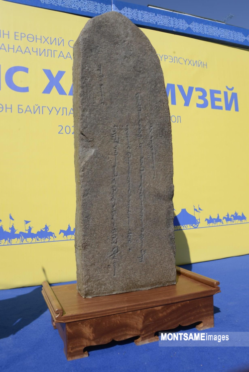 "Чингисийн чулууны бичиг” хөшөөний дурсгалын хуулбар Эрмитажаас ирлээ