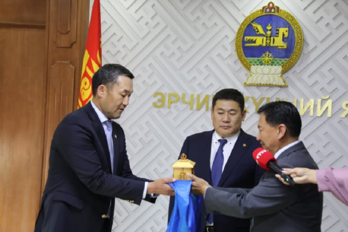 Эрчим хүчний сайд Н.Тавинбэх тамга тэмдгээ гардан авлаа