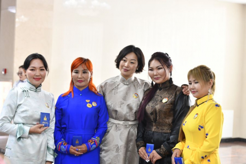 Фото мэдээ: "Эхийн алдар" одон гардууллаа