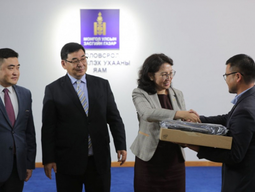 Эхний ээлжний 3287 багшид олгох зөөврийн компьютерийг орон нутагт хүлээлгэн өглөө