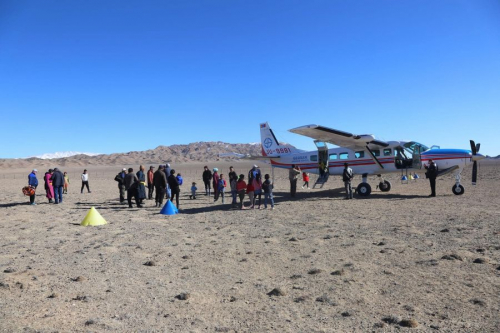 Алслагдсан сум руу бага оврын онгоц нислэг үйлдэж байна