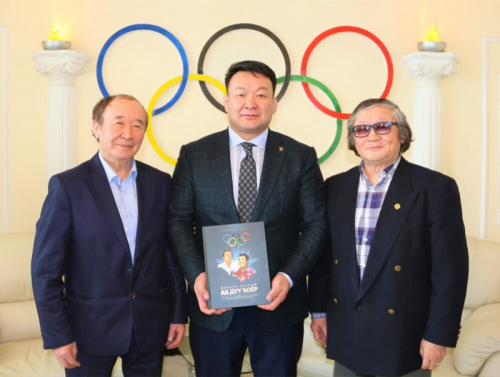 “Дэлхийд данстай ах дүү хоёр” ном уншигчдын гар дээр очлоо.