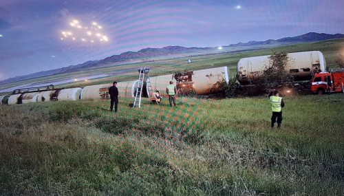 Шатахуун тээвэрлэж яваад унасан галт тэргийг босгож, төмөр замын хөдөлгөөнийг нээжээ.