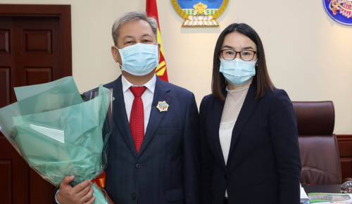 Хэвлэл мэдээлэлтэй харилцах хэлтсийн ахлах М.Батбаатар Алтангадас одон хүртлээ