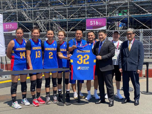 Ерөнхий сайд эмэгтэй 3х3 сагсан бөмбөгчдийнхөө тоглолтыг үзжээ