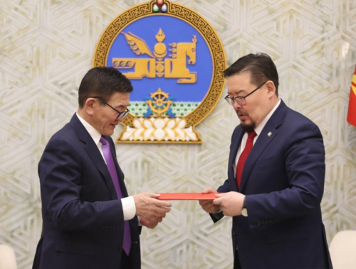 Ц.Нямдорж Төрийн албаны тухай хуульд нэмэлт, өөрчлөлт оруулах тухай хуулийн төслийг УИХ-ын дарга Г.Занданшатарт өргөн мэдүүллээ.