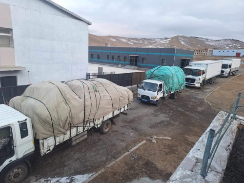 Хүчтэй шороон шуурганы улмаас орон гэргүй болсон иргэдэд гэр олгох тусламжийн цуваа хөдөллөө