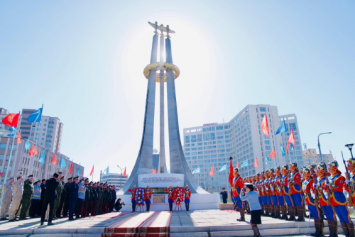 Монгол ард эскадрилийн дурсгалын хөшөөнд цэцэг өргөж, хүндэтгэл илэрхийлэв.