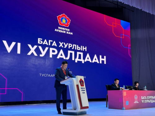 Монгол Ардын Намын Бага хурлын  VI хуралдаан үргэлжилж байна.