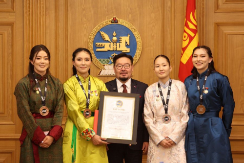 Ерөнхий сайдын нэрэмжит 500 сая төгрөг олгож, НЗДТГ-аас 150 сая төгрөгийн үнэтэй байрны гэрчилгээ гардуулав