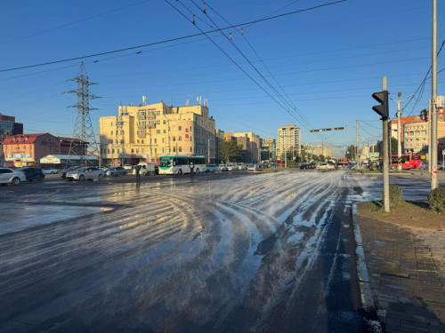 Саппорогийн автозамын уулзварыг түр хааж, асфальт бетоноор хучжээ.