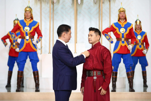 Кино урлаг үүсэж хөгжсөний 90 жилийн ойг тохиолдуулан төрийн дээд цол олголоо.