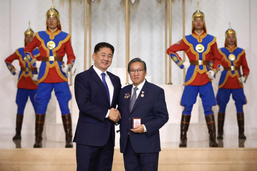 Бөөр, элэг шилжүүлэн суулгах аргыг нэвтрүүлж, нутагшуулсан Д.Нямсүрэн, О.Сэргэлэн нарт Ардын эмч цол хүртээлээ