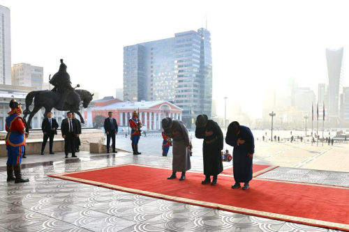 Эзэн Богд Чингис хааны хөшөөнд хүндэтгэл үзүүллээ.