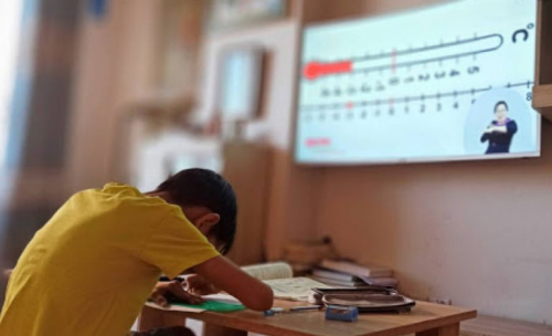 Нийслэлийн ЕБС-ийн ахлах ангийн сурагчдын цахим хичээл эхэллээ